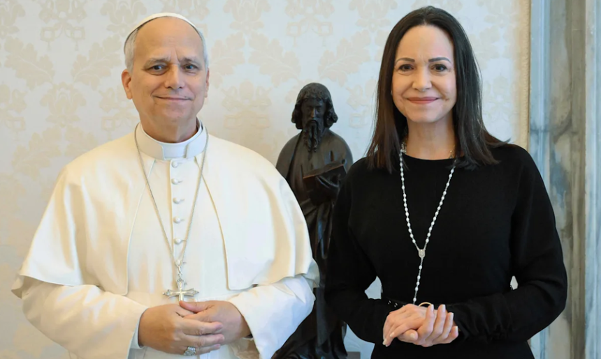 María Corina Machado y el papa León XIV durante la audiencia privada en el Vaticano, en un encuentro marcado por la crisis política en Venezuela.