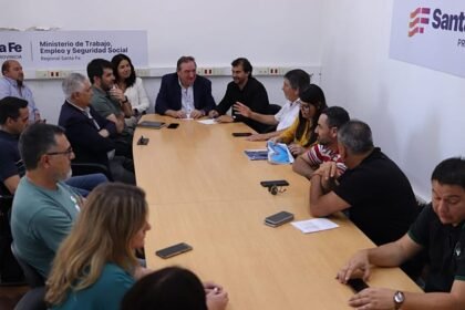 Representantes sindicales y autoridades participan de una audiencia paritaria en el Ministerio de Trabajo de Santa Fe.