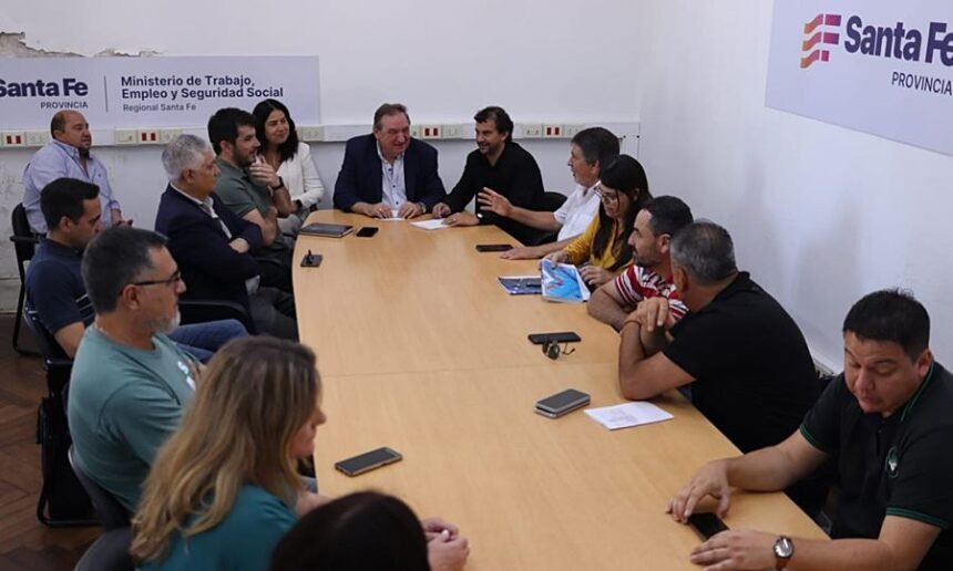 Representantes sindicales y autoridades participan de una audiencia paritaria en el Ministerio de Trabajo de Santa Fe.