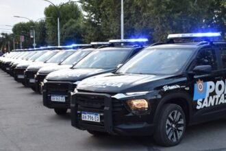Entrega de camionetas 0 km adaptadas para patrullaje policial en la Unidad Regional XVII de San Lorenzo, como parte del plan provincial de fortalecimiento de la seguridad.