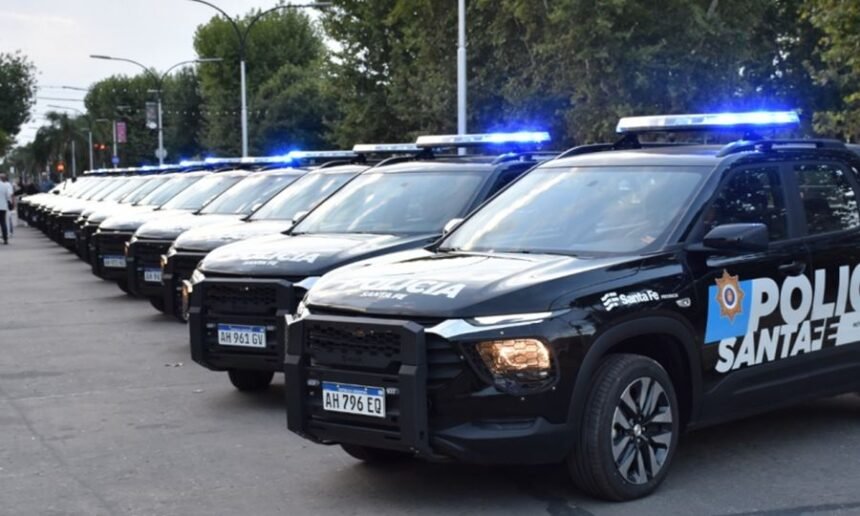 Entrega de camionetas 0 km adaptadas para patrullaje policial en la Unidad Regional XVII de San Lorenzo, como parte del plan provincial de fortalecimiento de la seguridad.