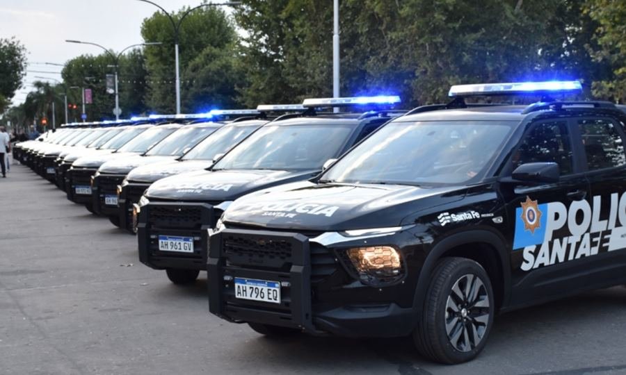 Entrega de camionetas 0 km adaptadas para patrullaje policial en la Unidad Regional XVII de San Lorenzo, como parte del plan provincial de fortalecimiento de la seguridad.