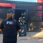 Agentes de la PDI durante uno de los operativos realizados en el barrio Villa Elsa, ciudad de Santa Fe.
