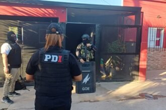 Agentes de la PDI durante uno de los operativos realizados en el barrio Villa Elsa, ciudad de Santa Fe.