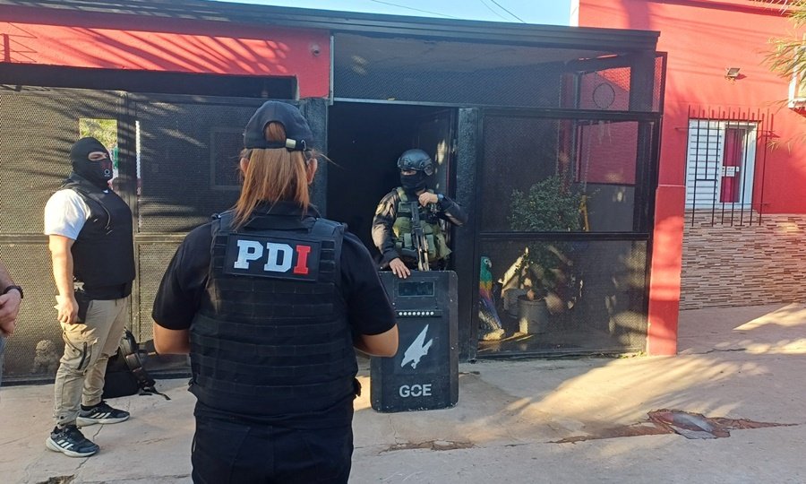 Agentes de la PDI durante uno de los operativos realizados en el barrio Villa Elsa, ciudad de Santa Fe.