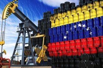 Petróleo venezolano en tanques de almacenamiento, recurso clave de la industria energética del país.