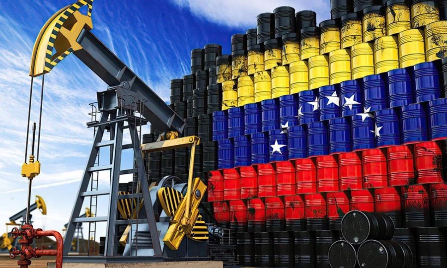 Petróleo venezolano en tanques de almacenamiento, recurso clave de la industria energética del país.