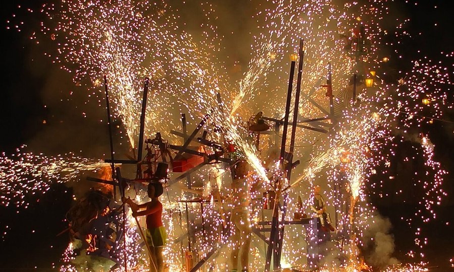 Fuegos artificiales iluminan el cielo durante los festejos de fin de año