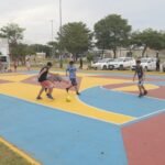 Niños, familias y vecinos del barrio Schneider disfrutan los juegos y espacios recreativos de la renovada plaza Isabel la Católica.
