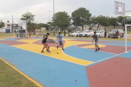 Niños, familias y vecinos del barrio Schneider disfrutan los juegos y espacios recreativos de la renovada plaza Isabel la Católica.