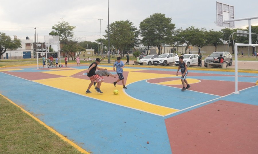 Niños, familias y vecinos del barrio Schneider disfrutan los juegos y espacios recreativos de la renovada plaza Isabel la Católica.