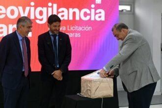Autoridades provinciales y municipales durante la apertura de la oferta técnica del Programa Lince en el Data Center de Santa Fe.