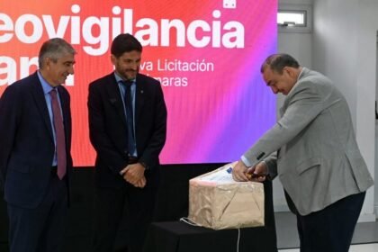 Autoridades provinciales y municipales durante la apertura de la oferta técnica del Programa Lince en el Data Center de Santa Fe.