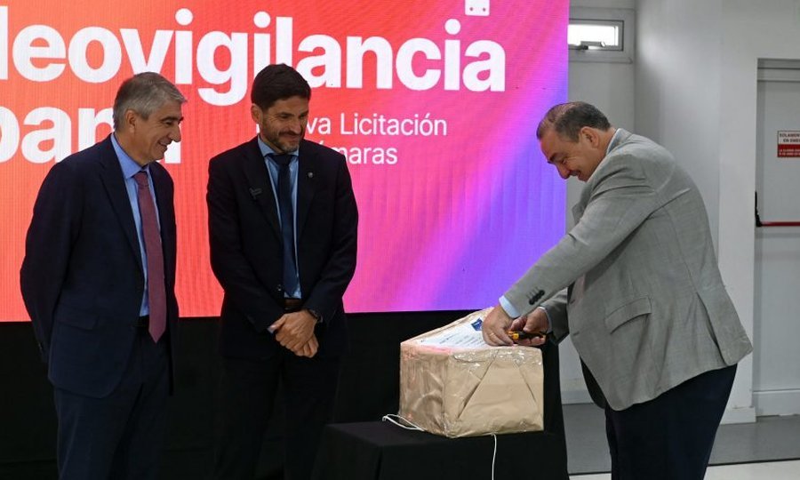 Autoridades provinciales y municipales durante la apertura de la oferta técnica del Programa Lince en el Data Center de Santa Fe.