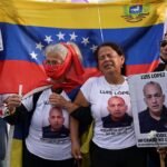 Familiares de presos políticos se concentran para exigir información y justicia, mientras aguardan noticias sobre nuevas liberaciones en Venezuela.