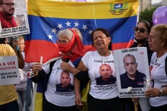 Familiares de presos políticos se concentran para exigir información y justicia, mientras aguardan noticias sobre nuevas liberaciones en Venezuela.