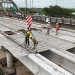 Colocación de vigas y prelosas en el nuevo Puente Carretero, la obra vial más extensa ejecutada por la Provincia entre Santa Fe y Santo Tomé.