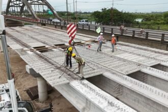 Colocación de vigas y prelosas en el nuevo Puente Carretero, la obra vial más extensa ejecutada por la Provincia entre Santa Fe y Santo Tomé.