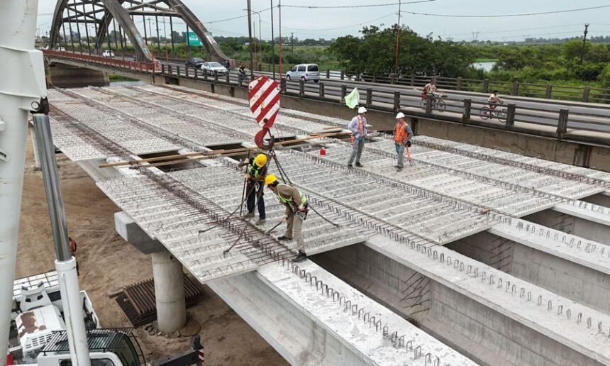 Colocación de vigas y prelosas en el nuevo Puente Carretero, la obra vial más extensa ejecutada por la Provincia entre Santa Fe y Santo Tomé.