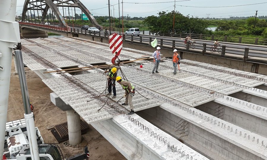 Colocación de vigas y prelosas en el nuevo Puente Carretero, la obra vial más extensa ejecutada por la Provincia entre Santa Fe y Santo Tomé.