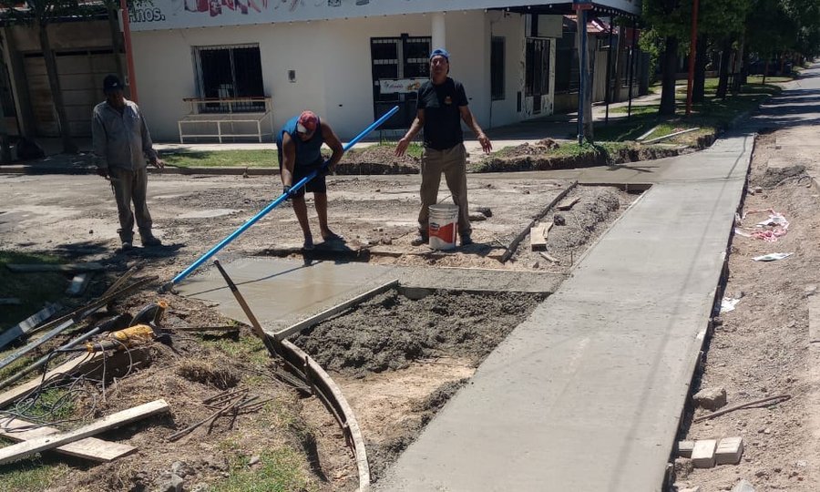 Tareas de pavimentación y drenaje pluvial en una intersección urbana de Puerto General San Martín, departamento San Lorenzo.