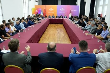 El gobernador Maximiliano Pullaro y el embajador Wang Wei encabezaron un encuentro empresarial en Rosario para fortalecer los vínculos comerciales entre Santa Fe y China.