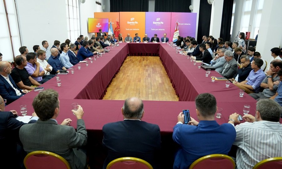 El gobernador Maximiliano Pullaro y el embajador Wang Wei encabezaron un encuentro empresarial en Rosario para fortalecer los vínculos comerciales entre Santa Fe y China.