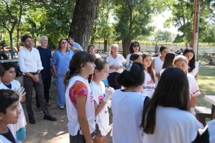 Pullaro encabezó en Rosario la entrega de kits de descacharrado para las Escuelas de Verano, en el marco del programa interministerial Objetivo Dengue.