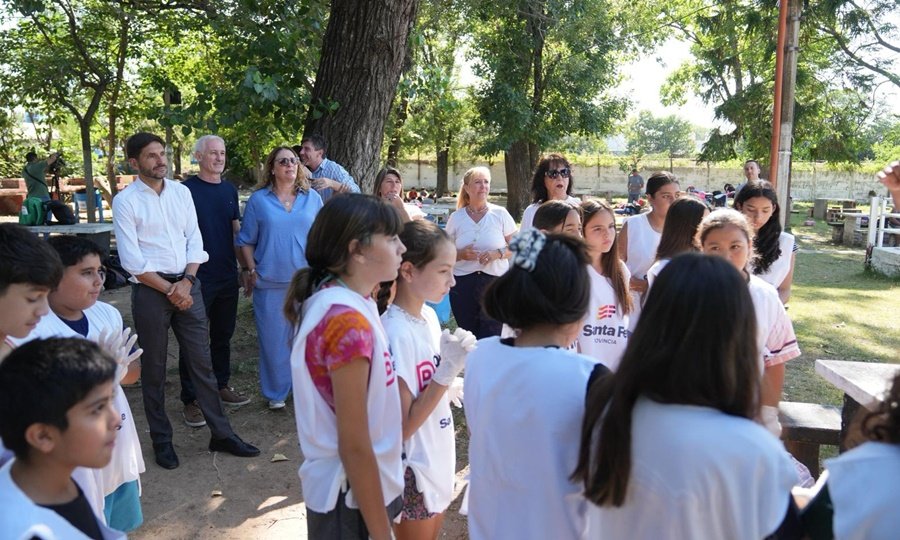 Pullaro encabezó en Rosario la entrega de kits de descacharrado para las Escuelas de Verano, en el marco del programa interministerial Objetivo Dengue.