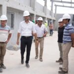 El gobernador Maximiliano Pullaro recorrió las obras de la cárcel de alto perfil “El Infierno”, en Piñero, que ya registra un 40 % de avance.