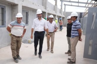 El gobernador Maximiliano Pullaro recorrió las obras de la cárcel de alto perfil “El Infierno”, en Piñero, que ya registra un 40 % de avance.
