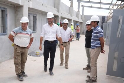 El gobernador Maximiliano Pullaro recorrió las obras de la cárcel de alto perfil “El Infierno”, en Piñero, que ya registra un 40 % de avance.