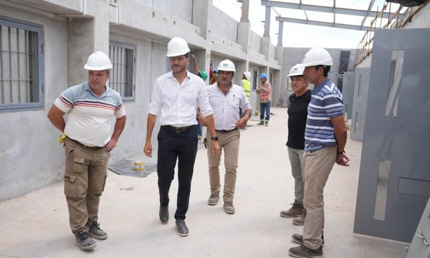 El gobernador Maximiliano Pullaro recorrió las obras de la cárcel de alto perfil “El Infierno”, en Piñero, que ya registra un 40 % de avance.