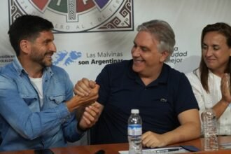 Maximiliano Pullaro y Martín Llaryora participaron del Festival de Cosquín junto a la delegación santafesina, en un homenaje al brigadier Estanislao López y al federalismo argentino.