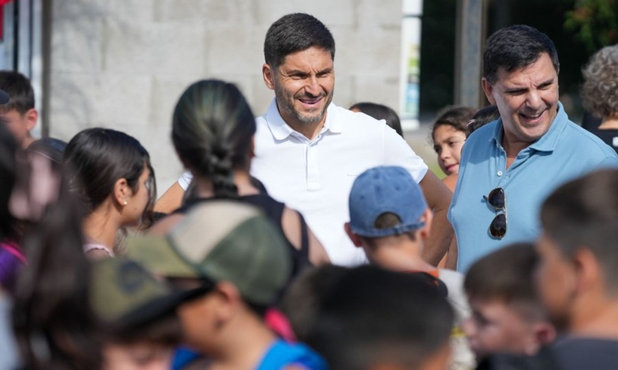 El gobernador Maximiliano Pullaro durante la inauguración de las Escuelas de Verano, junto a niños y docentes en una jornada de actividades recreativas y educativas.