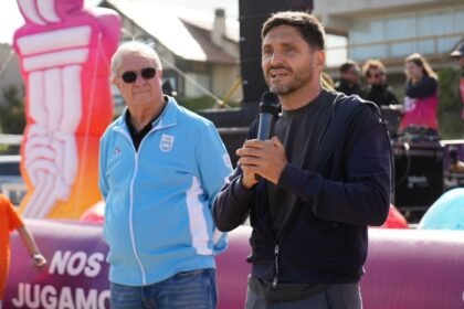 El gobernador Maximiliano Pullaro durante la presentación de la agenda de verano de los Juegos Suramericanos Santa Fe 2026 en la Costa Atlántica.