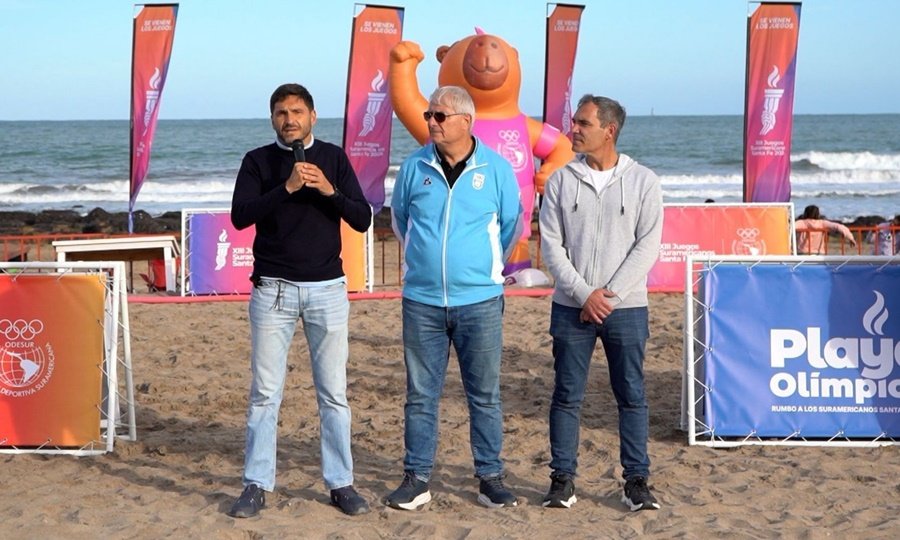 El gobernador Maximiliano Pullaro durante la inauguración de la Playa Olímpica, una iniciativa que promueve el deporte y proyecta a Santa Fe rumbo a los Juegos Suramericanos 2026.