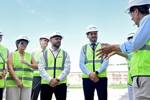 Autoridades provinciales y representantes del sector portuario durante una reunión clave para coordinar las inversiones que transformarán la infraestructura logística de Santa Fe.