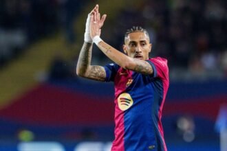 Raphinha, protagonista ofensivo del Barcelona en un partido vibrante.