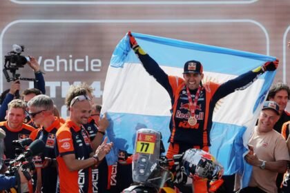 Luciano Benavides celebra en el podio del Rally Dakar 2026 tras ganar la categoría motos por apenas dos segundos, en una de las definiciones más ajustadas de la histo