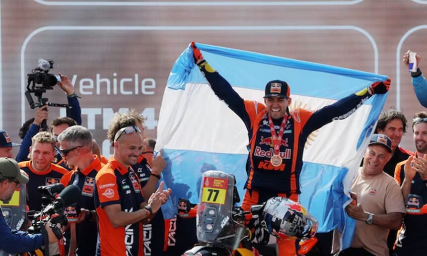 Luciano Benavides celebra en el podio del Rally Dakar 2026 tras ganar la categoría motos por apenas dos segundos, en una de las definiciones más ajustadas de la histo