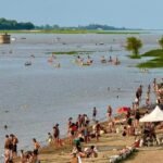 Vecinos y turistas disfrutan de actividades culturales y recreativas en la Laguna Setúbal durante la Semana de la Laguna en la ciudad de Santa Fe.