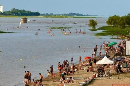 Vecinos y turistas disfrutan de actividades culturales y recreativas en la Laguna Setúbal durante la Semana de la Laguna en la ciudad de Santa Fe.