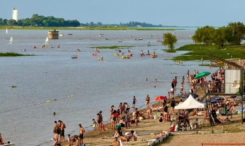 Vecinos y turistas disfrutan de actividades culturales y recreativas en la Laguna Setúbal durante la Semana de la Laguna en la ciudad de Santa Fe.