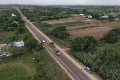 Trabajos de ripiado y estabilizado granular sobre Avenida General Paz, en el tramo que conecta Santa Fe con Monte Vera.
