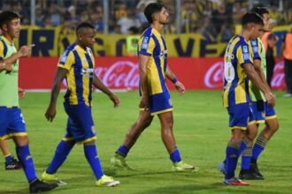 Jugadores de Rosario Central se retiran del campo de juego con gestos de frustración tras la derrota al término del partido disputado en el Gigante de Arroyito.