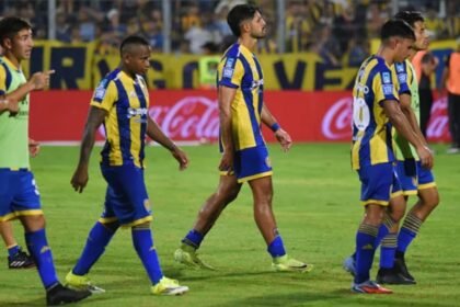 Jugadores de Rosario Central se retiran del campo de juego con gestos de frustración tras la derrota al término del partido disputado en el Gigante de Arroyito.