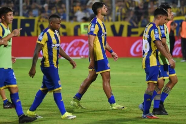Jugadores de Rosario Central se retiran del campo de juego con gestos de frustración tras la derrota al término del partido disputado en el Gigante de Arroyito.