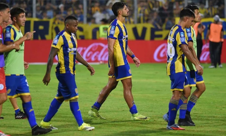 Jugadores de Rosario Central se retiran del campo de juego con gestos de frustración tras la derrota al término del partido disputado en el Gigante de Arroyito.