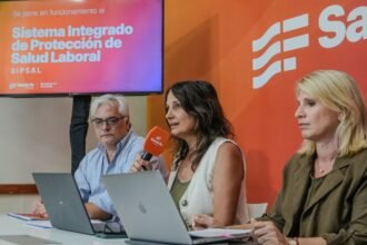 Autoridades provinciales durante la presentación del Sistema Integrado de Protección de Salud Laboral en la Casa de Gobierno de Santa Fe.